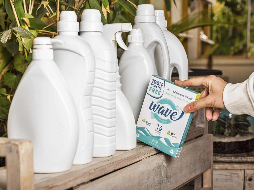 Il detersivo in fogli Wave Washing a confronto con l'ingombro di plastiche inquinanti dei detersivi classici.