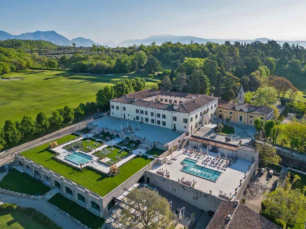 Veduta aerea di Villa Arzaga a Calvagese della Riviera, che ospita il complesso QC Terme Garda SPA & Golf Resort.