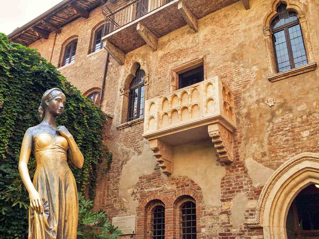 La statua e il balcone della Casa di Giulietta, uno dei Musei di Verona che i possessori della tessera PLEINAIRCLUB possono visitare con biglietto ridotto.