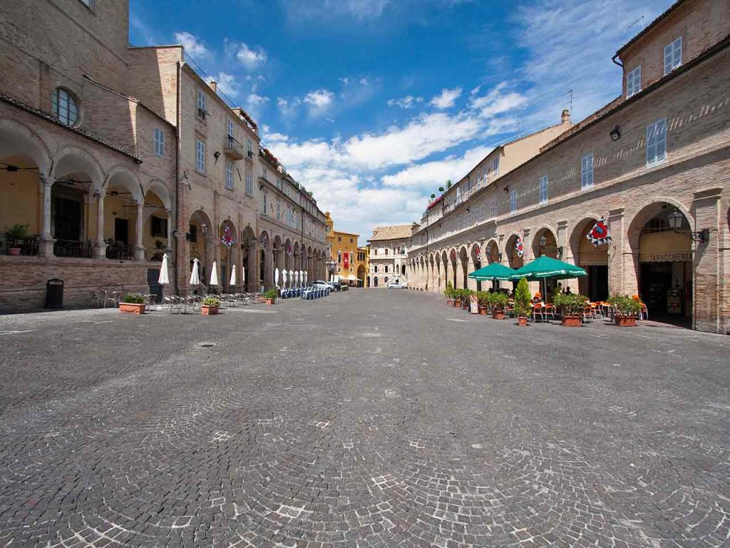 Piazza del Popolo a Fermo, meta principale del tour nelle Marche in camper a Fermo proposto dal PLEINAIRCLUB.