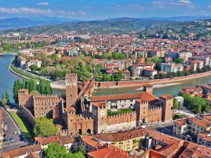 Veduta aerea del Museo di Castelvecchio, uno dei Musei Civici di Verona che puoi visitare con il biglietto ridotto grazie ai vantaggi offerti dalla tessera del PLEINAIRCLUB.