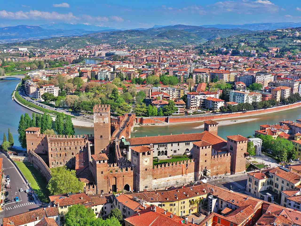 Veduta aerea del Museo di Castelvecchio, uno dei Musei Civici di Verona che puoi visitare con il biglietto ridotto grazie ai vantaggi offerti dalla tessera del PLEINAIRCLUB.
