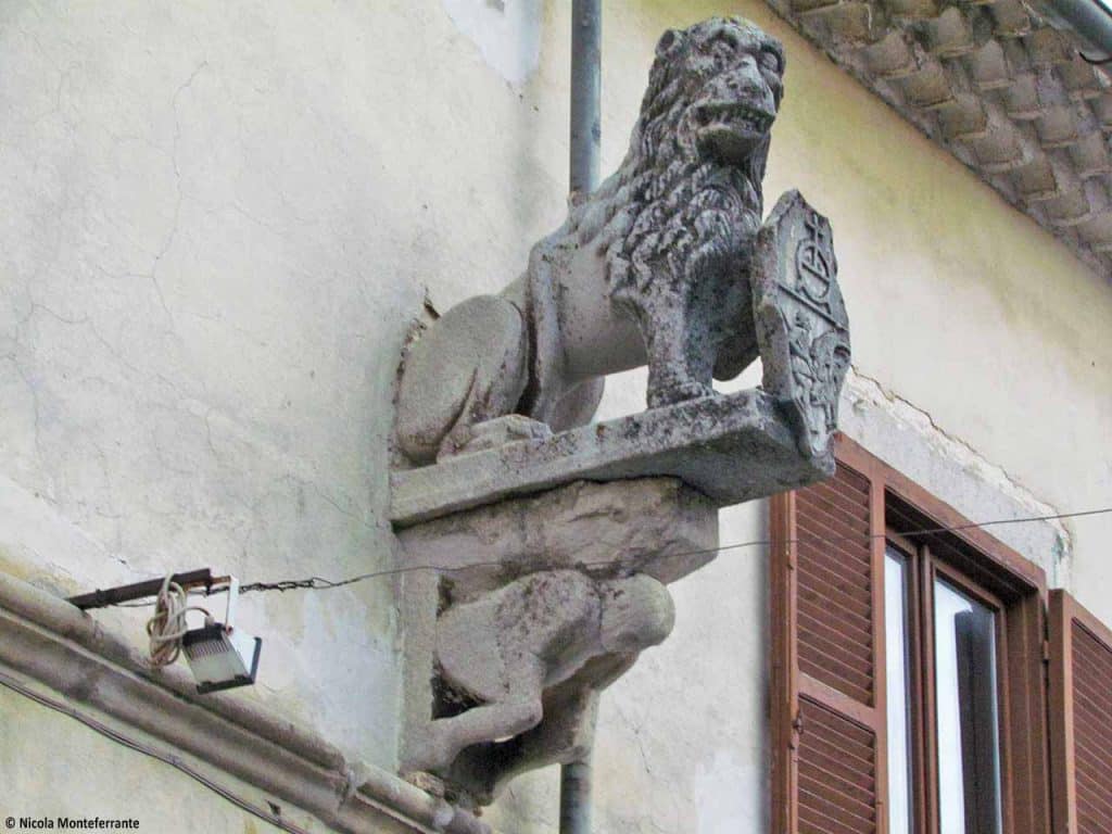 Leone di San Marco scolpito nel quartiere veneziano di Agnone.