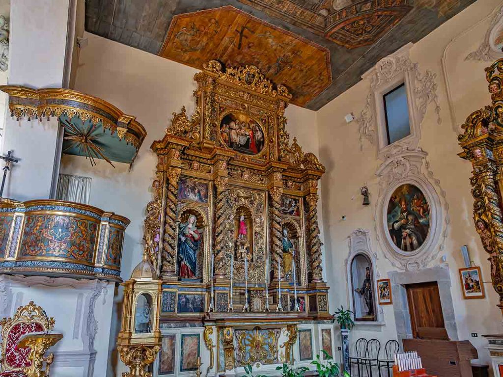 Interni della chiesa di Sant'Emidio ad Agnone.