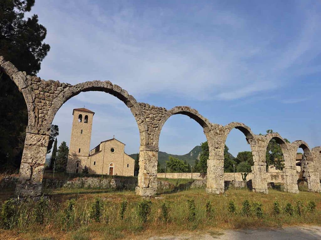 L'Abbazia di San Vincenzo al Volturno, una delle mete del viaggio nell'Alto Molise in camper ad Agnone e Castel San Vincenzo proposto dal PLEINAIRCLUB.