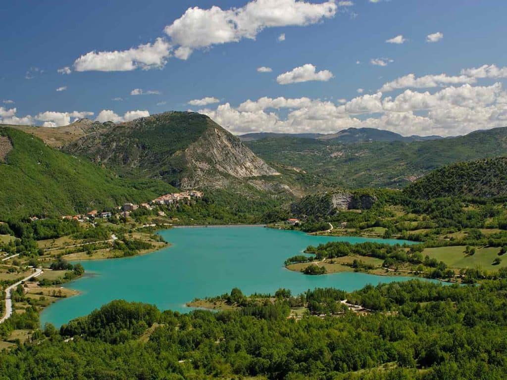 Veduta del lago di Castel San Vincenzo, una delle tappe del viaggio nell'Alto Molise in camper proposto dal PLEINAIRCLUB.