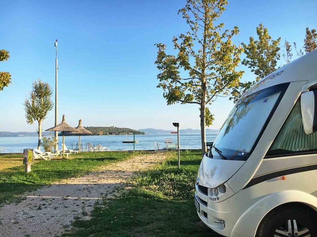 Il Camping Village Punta Navaccia a Tuoro sul Trasimeno (PG), uno dei campeggi in Umbria da non perdere suggeriti dal PLEINAIRCLUB.