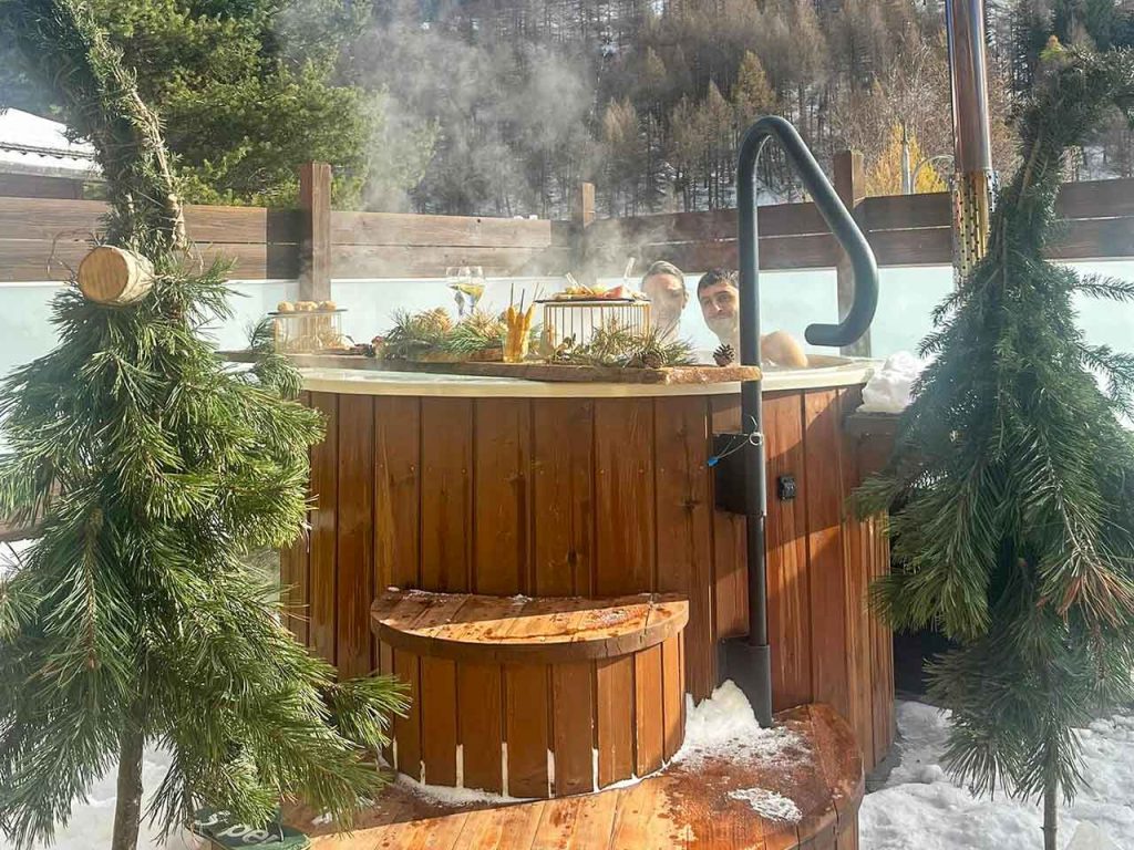 L'hot tub del Villaggio Gofree a Pragelato (TO), uno dei campeggi con centro benessere suggeriti dal PLEINAIRCLUB.