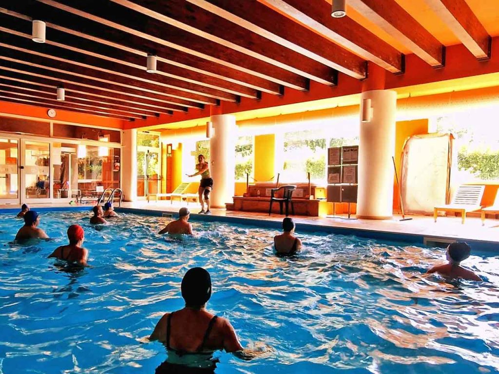La piscina interna del Camping Le Fonti a Cervarezza Terme di Ventasso (RE).