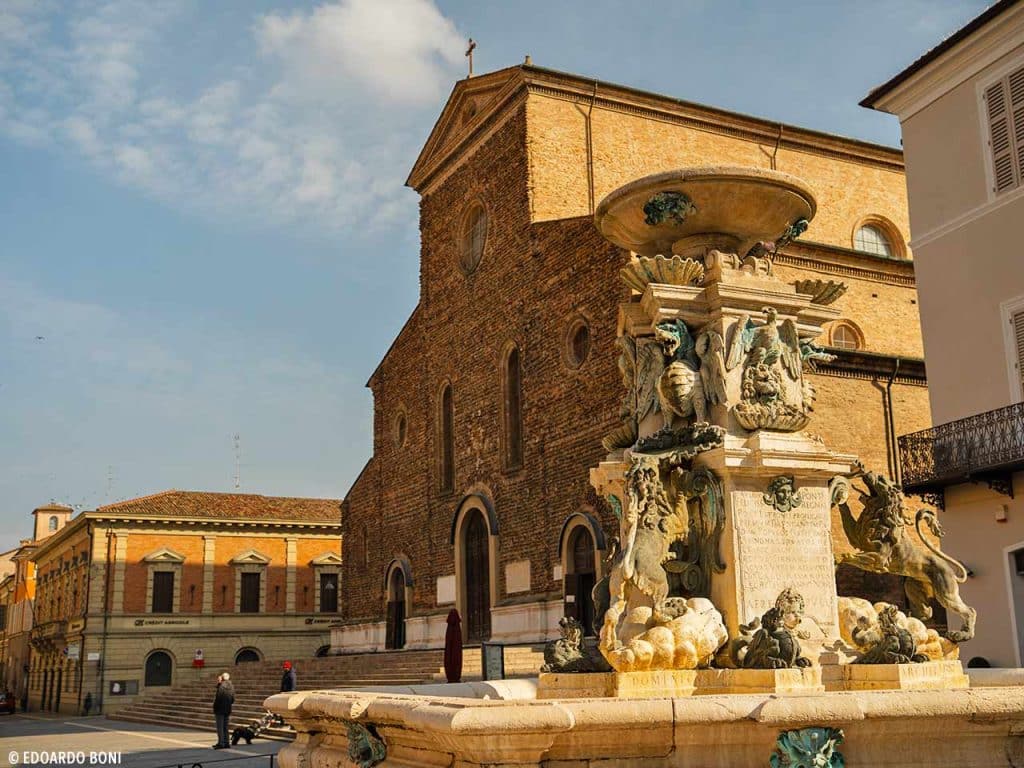 La Fontana Maggiore e la cattedrale di San Pietro apostolo in Piazza della Libertà a Faenza, meta del viaggio a Faenza in camper descritto dal PLEINAIRCLUB.