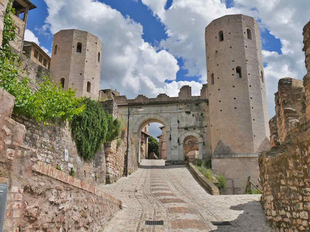 Porta Venere e Torri di Properzio a Spello, una delle attrazioni da non perdere durante un weekend a Spello in camper.