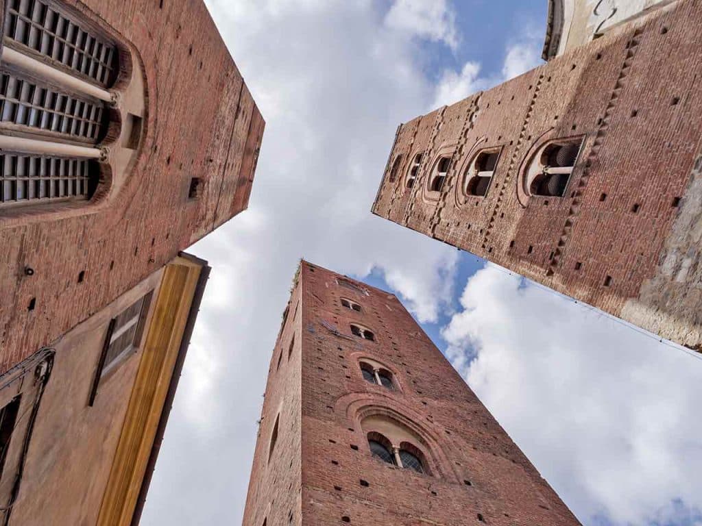 Le torri in Piazza San Michele sono tra le attrazioni da non perdere durante un viaggio in camper ad Albenga.