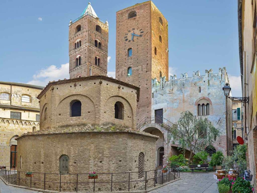 Il battistero paleocristiano e Palazzo Vecchio, tra le attrazioni da non perdere durante un viaggio in camper ad Albenga.