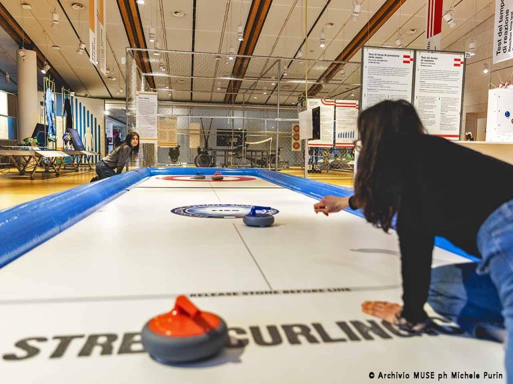 La pista da floor curling nella mostra "Oltre il traguardo: la scienza che muove lo sport" al MUSE di Trento.