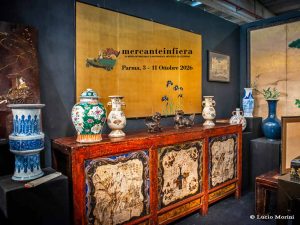 Vasi e mobili in esposizione alla mostra mercato Mercanteinfiera a Parma, alla quale si può accedere con lo sconto offerto dal PLEINAIRCLUB.