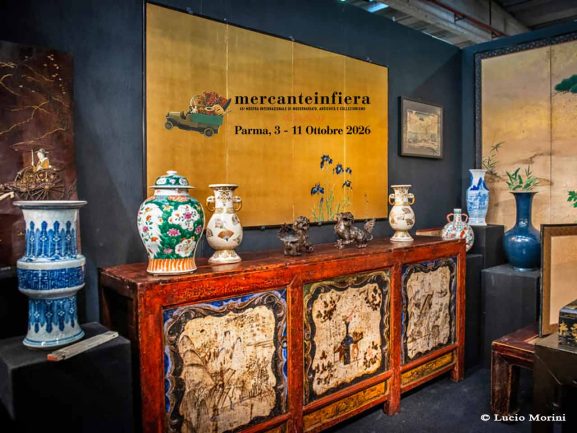 Vasi e mobili in esposizione alla mostra mercato Mercanteinfiera a Parma, alla quale si può accedere con lo sconto offerto dal PLEINAIRCLUB.