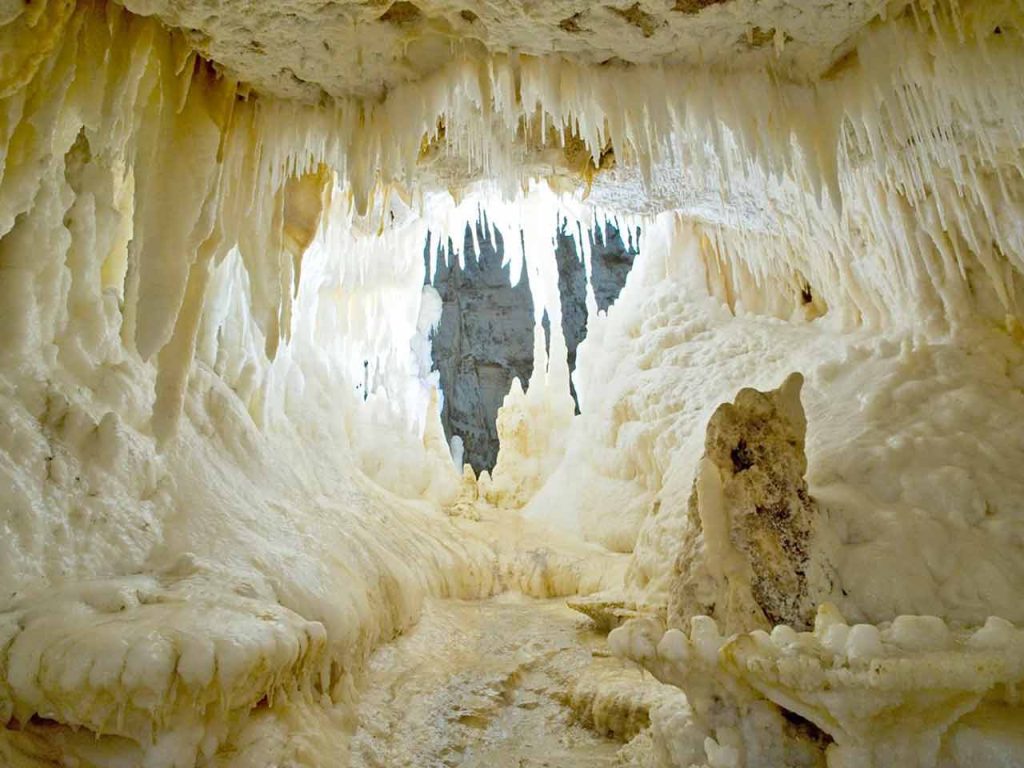 Le Grotte di Frasassi a Genga (AN), dove puoi approfittare degli sconti per le grotte in convenzione offerti dalla tessera del PLEINAIRCLUB.