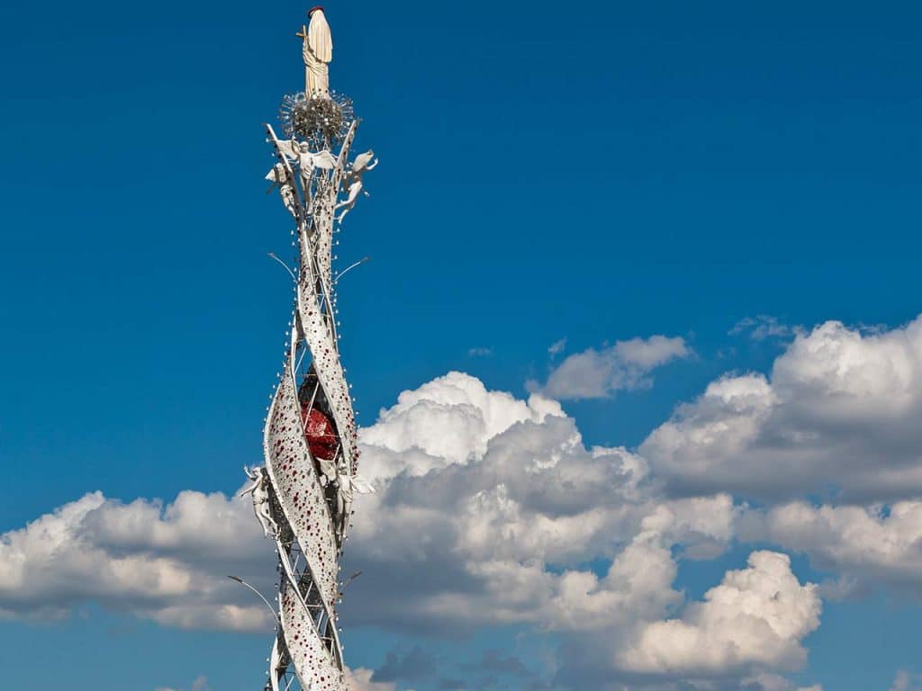 La cima di una delle Macchine di Santa Rosa.