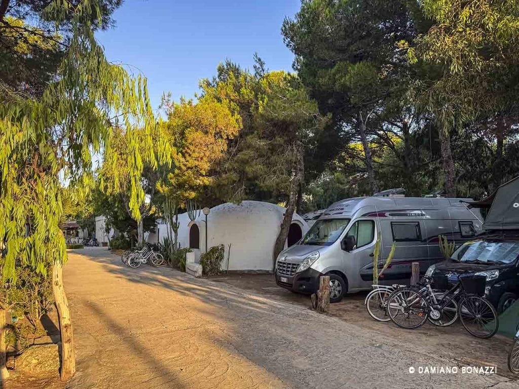 Le piazzole del Camping Villaggio Egad situato sull'isola di Favignana (TP).