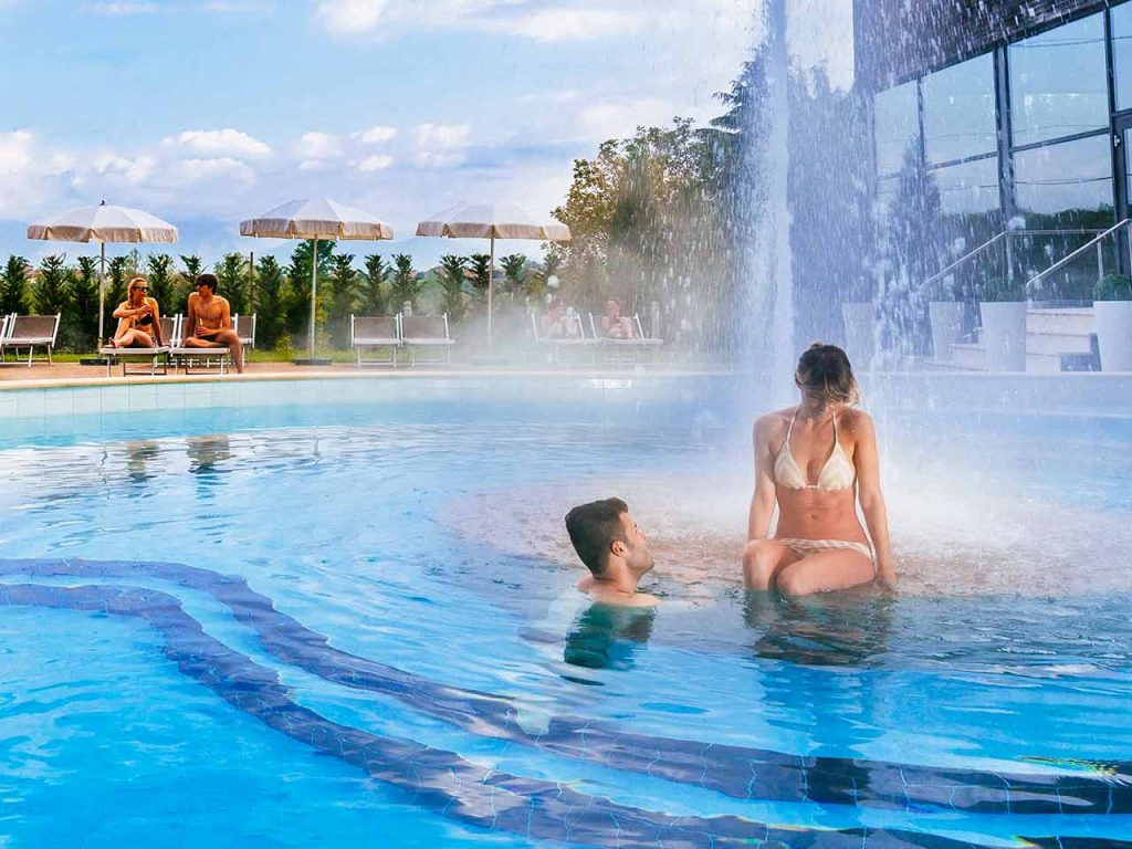 Le piscine esterne di Monticello The Entertainment SPA a Monticello Brianza, uno dei centri Terme & SPA Italia dove puoi accedere approfittando degli sconti offerti dal PLEINAIRCLUB.