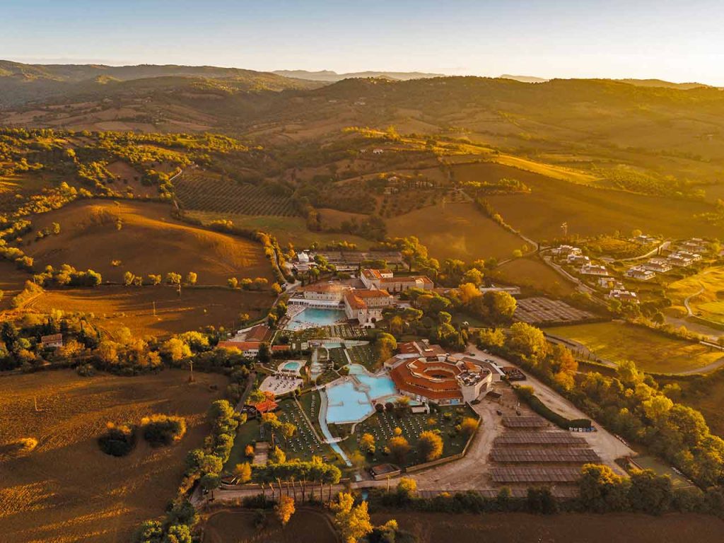 Veduta aerea delle Terme di Saturnia, uno dei centri Terme & SPA Italia dove puoi accedere approfittando degli sconti offerti dal PLEINAIRCLUB.
