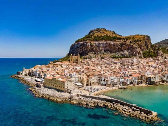 Veduta aerea di Cefalù, la meta del viaggio in Sicilia in camper a Cefalù suggerito dal PLEINAIRCLUB.