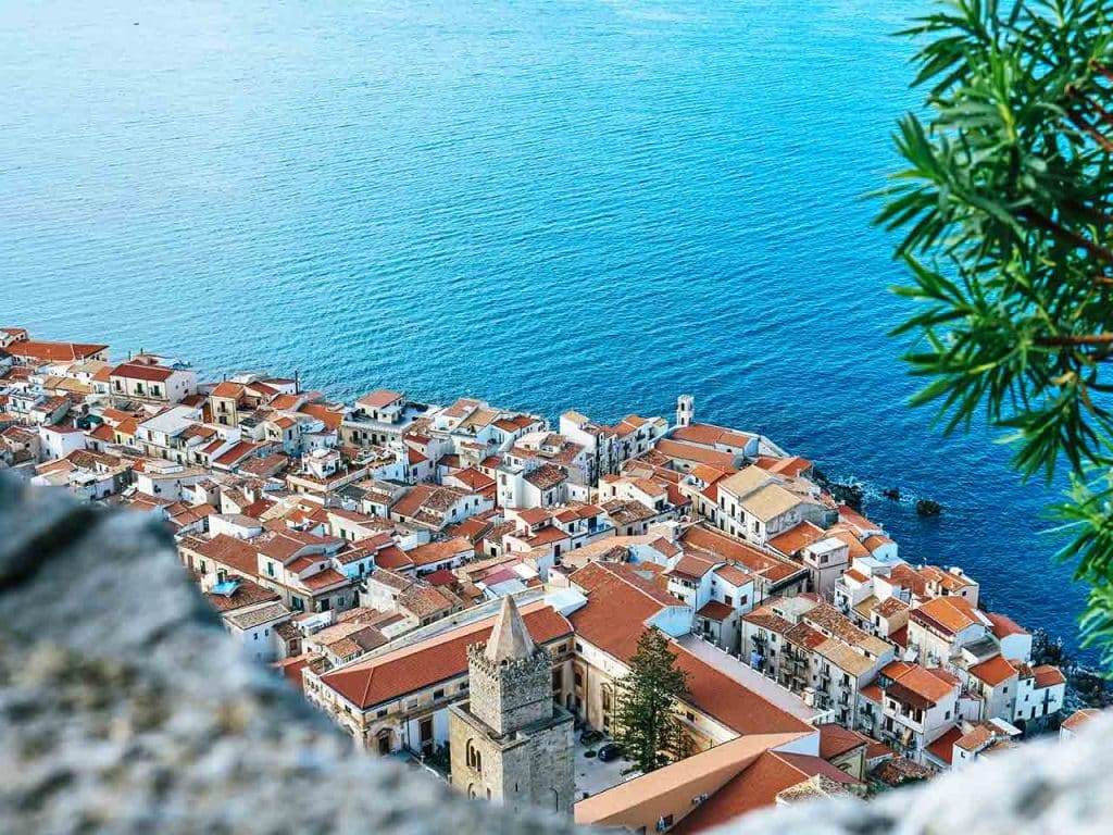 Viaggio in Sicilia in camper a Cefalù: veduta della città dal parco della rocca.