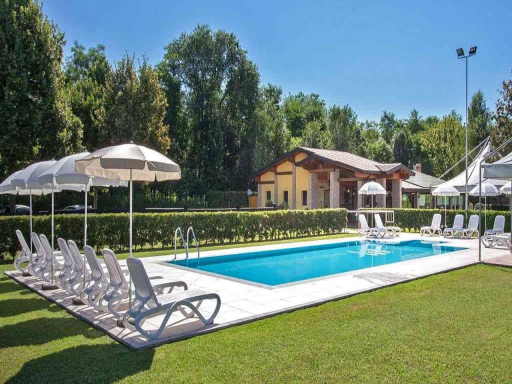 La piscina dell'Agriturismo Al Buttasella a Lavariano di Mortegliano (UD), uno tra i migliori agriturismi con fattoria didattica in Friuli Venezia Giulia.
