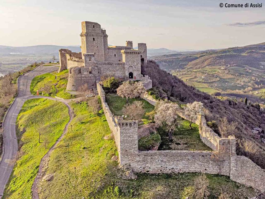 Veduta area di Assisi, location del Raduno Camper Francescano, uno degli eventi del mese per i camperisti consigliati dal PLEINAIRCLUB.