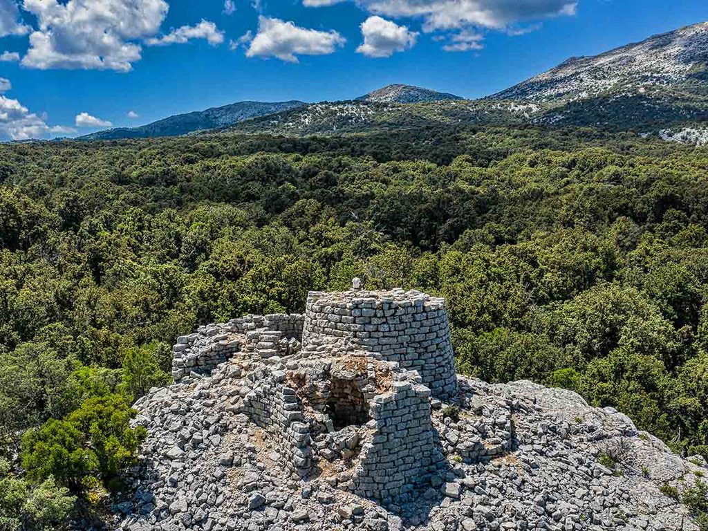 Il Nuraghe Mereu nel Supramonte di Orgosolo, nella regione storica della Barbagia in Sardegna.