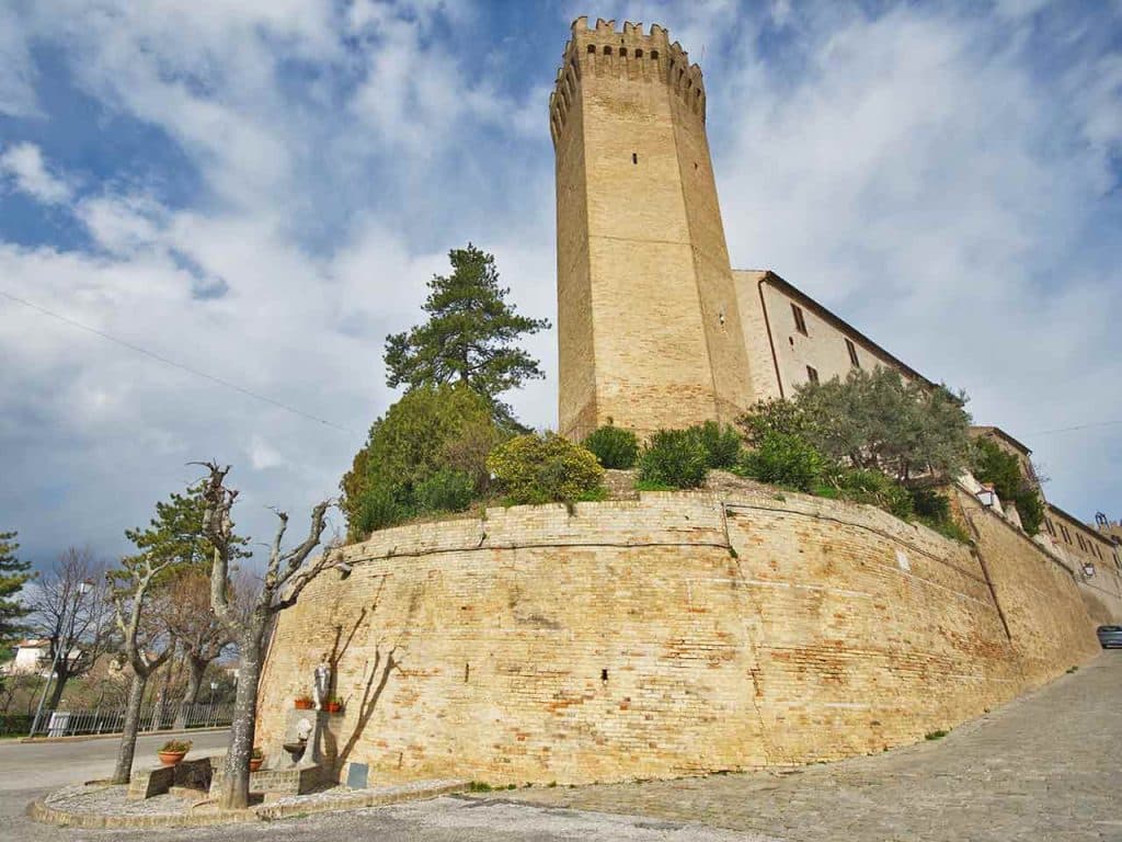La torre eptagonale di Moresco, uno dei luoghi da visitare in camper a maggio suggeriti dal PLEINAIRCLUB.