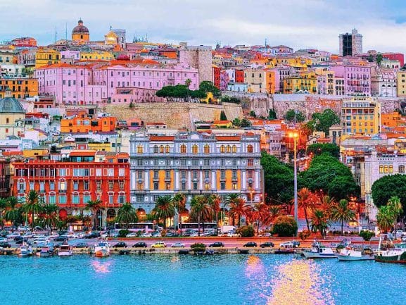Veduta del porto di Cagliari, la meta principale del tour a Cagliari in camper proposto dal PLEINAIRCLUB.