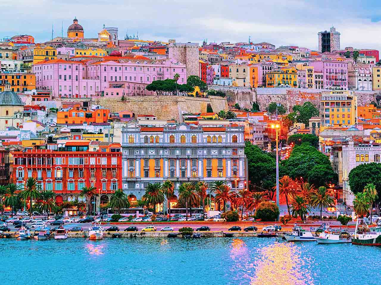 Veduta del porto di Cagliari, la meta principale del tour a Cagliari in camper proposto dal PLEINAIRCLUB.