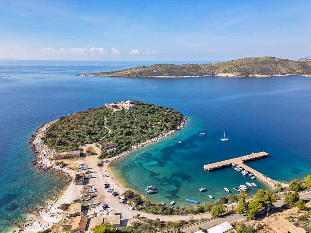 Veduta aerea di Porto Palermo, in Albania, Paese che puoi raggiungere approfittando dello sconto sui traghetti Adria Ferries offerto dalla tessera del PLEINAIRCLUB.