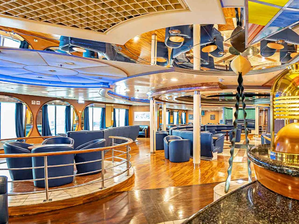 Gli interni del cruise Mia, uno dei traghetti di Adria Ferries sul quale puoi raggiungere l'Albania approfittando degli sconti offerti dalla tessera del PLEINAIRCLUB.