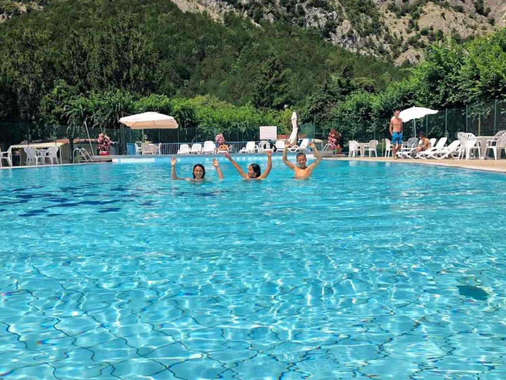 La piscina del Camping Daino a Pietramurata di Dro (TN), una nuova convenzione per risparmiare in camper con la tessera del PLEINAIRCLUB.