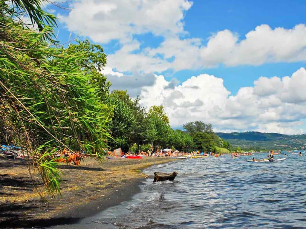 La spiaggia del Campeggio Valdisole a Bolsena (VT), una nuova convenzione per risparmiare in camper con la tessera del PLEINAIRCLUB.