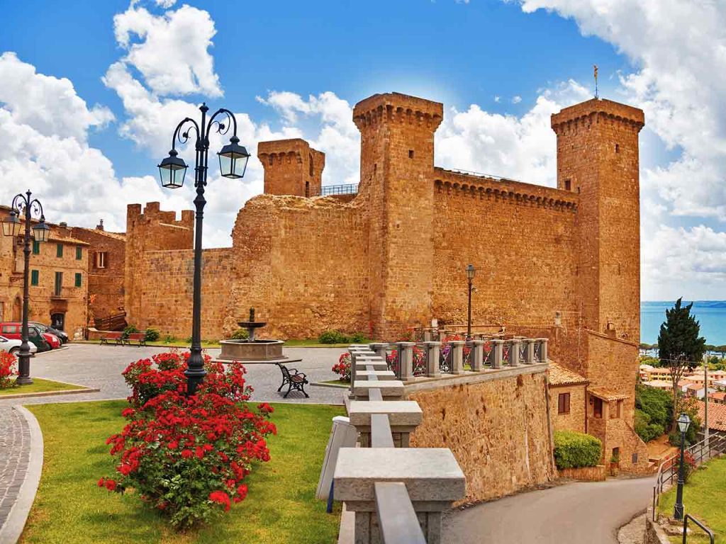 Rocca Monaldeschi della Cervara a Bolsena (VT), uno dei luoghi da visitare in camper a giugno suggeriti dal PLEINAIRCLUB.