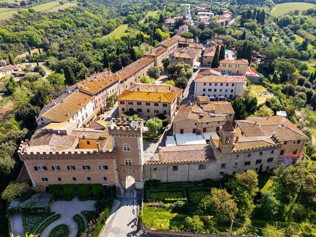 Veduta aerea di Bolgeri, uno dei luoghi da visitare in camper a giugno consigliati dal PLEINAIRCLUB.