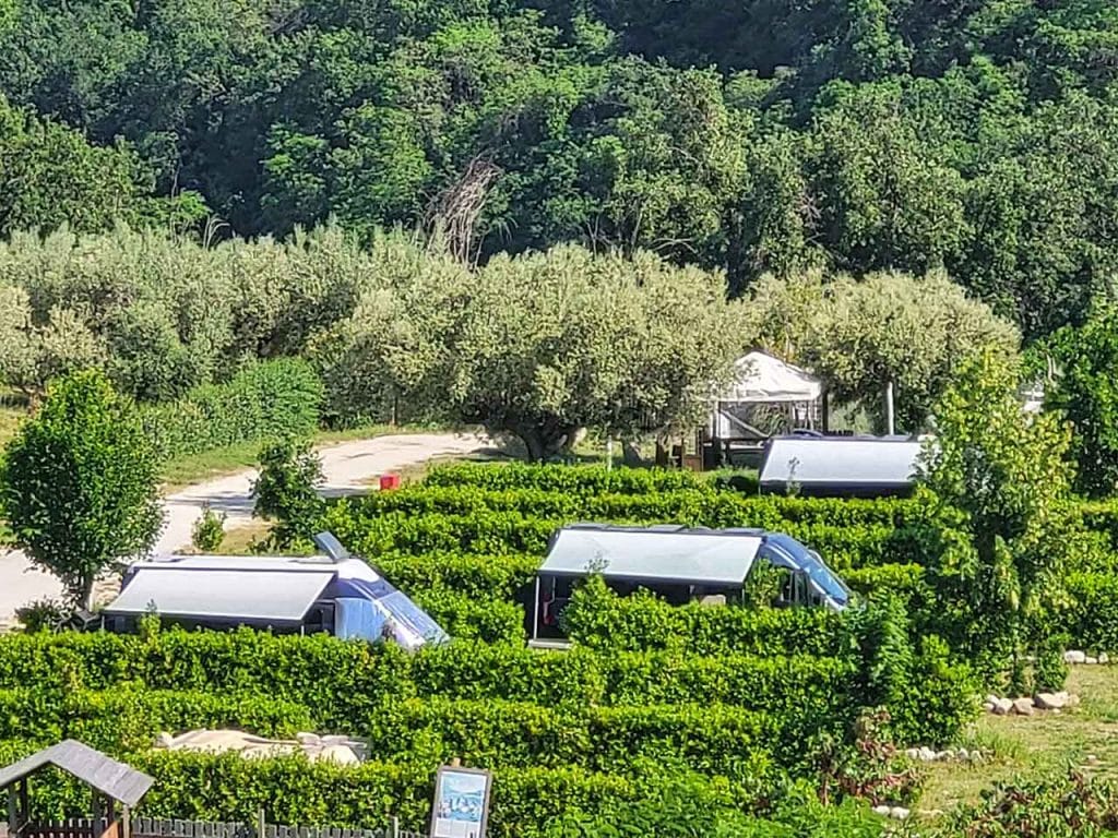 Le piazzole dell'agricampeggio della Fattoria Riccitelli Enzo a Vicoli (PE), dove puoi trascorrere le tue vacanze in Abruzzo approfittando degli sconti offerti dalla tessera del PLEINAIRCLUB.