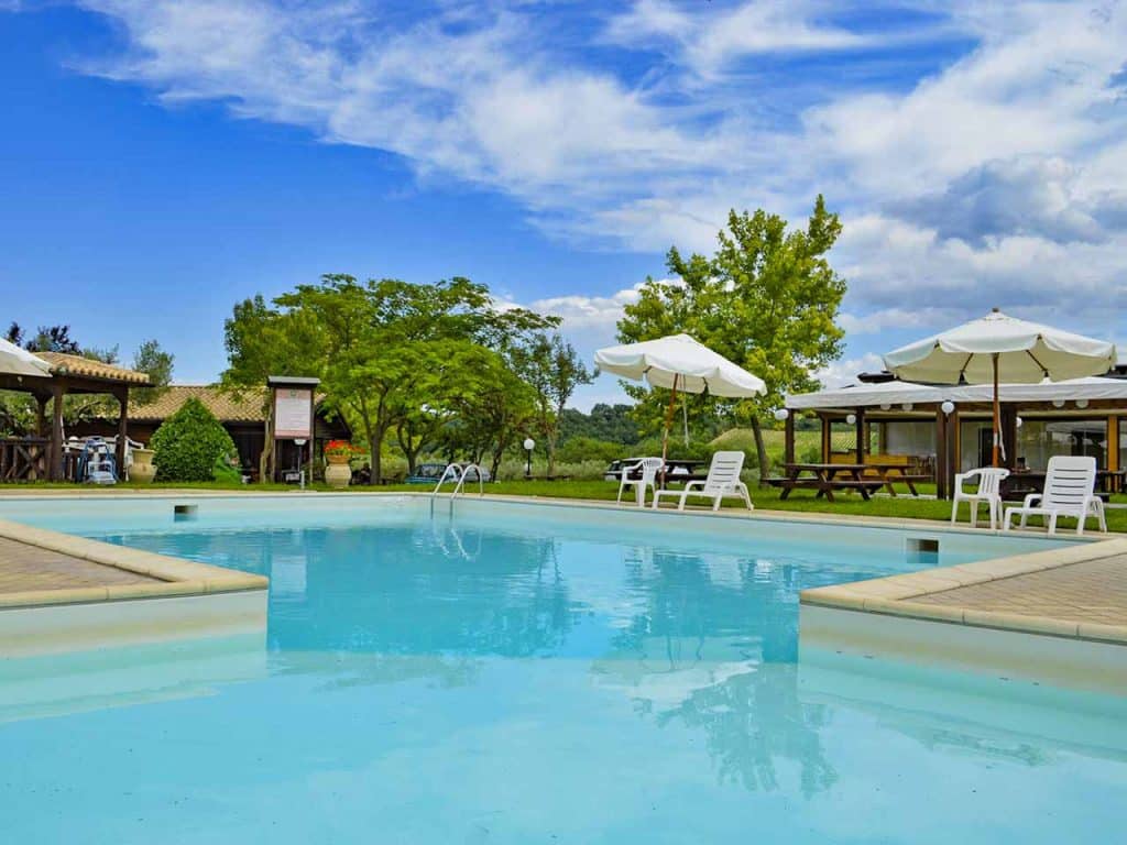 La piscina della Fattoria Riccitelli Enzo, dove puoi trascorrere le tue vacanze in camper in Abruzzo approfittando degli sconti offerti dalla tessera del PLEINAIRCLUB.