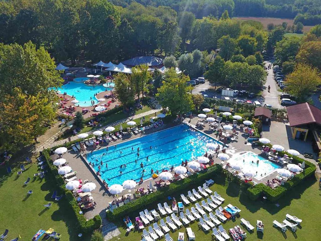 Veduta aerea dell'Antharesworld Resort a Candia Canavese (TO), uno dei parchi avventura a cui puoi accedere con gli sconti offerti dal PLEINAIRCLUB.