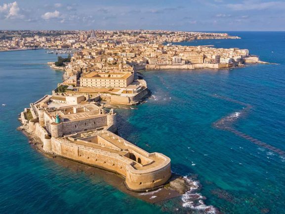 Veduta aerea di Siracusa, meta principale del viaggio in Sicilia in camper a Siracusa suggerito dal PLEINAIRCLUB.