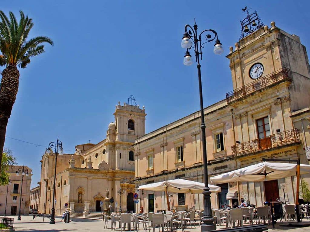Piazza Umberto I ad Avola, una delle tappe del viaggio in Sicilia in camper a Siracusa e dintorni suggerito dal PLEINAIRCLUB.