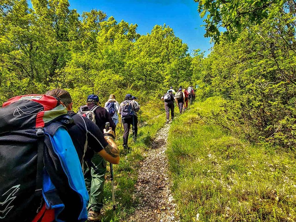 Un percorso di trekking durante una delle tappe di IT.A.CÀ, il Festival del Turismo Responsabile, al quale puoi partecipare approfittando dello sconto offerto dalla tessera del PLEINAIRCLUB.