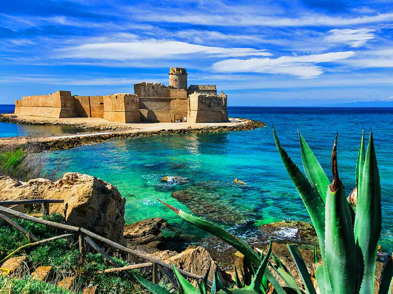 Le Castella di Isola di Capo Rizzuto, dove trovi alcune delle aree sosta in Calabria sul Mar Ionio suggerite dal PLEINAIRCLUB.