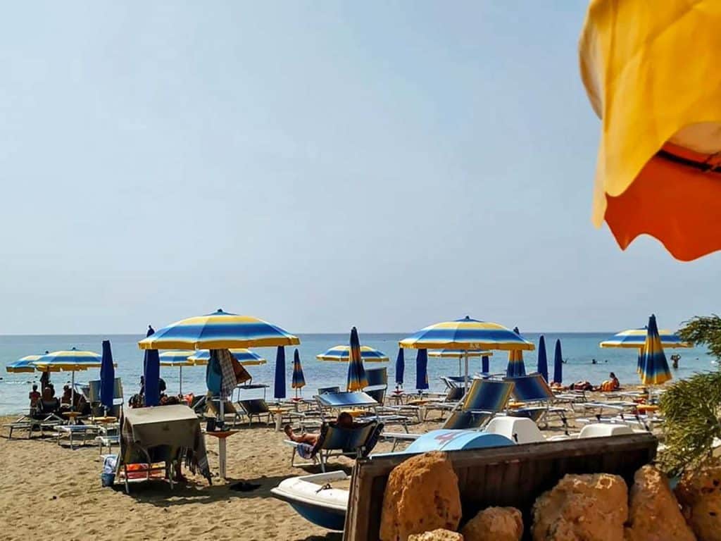 La spiaggia attrezzata dello stabilimento con area sosta camper Beach Sibiliana Village a Marsala.