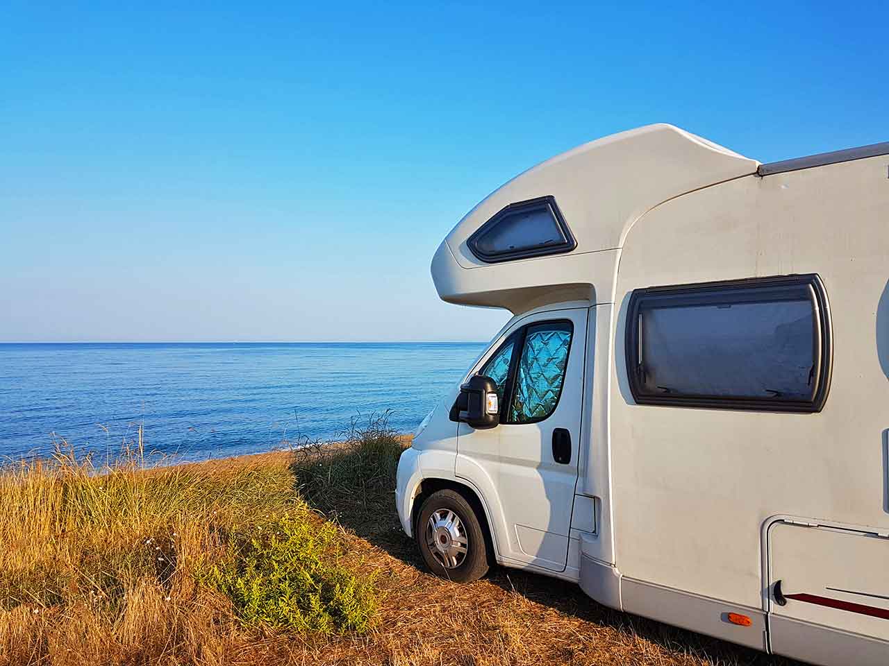 Un camper in sosta in uno dei campeggi sul mare Adriatico consigliati dal PLEINAIRCLUB.