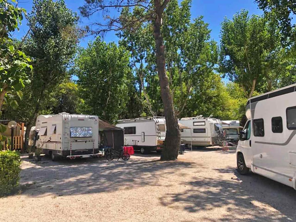 Le piazzole del Camping Village Costa Verde, uno dei campeggi sul mare Adriatico da non perdere secondo il PLEINAIRCLUB.