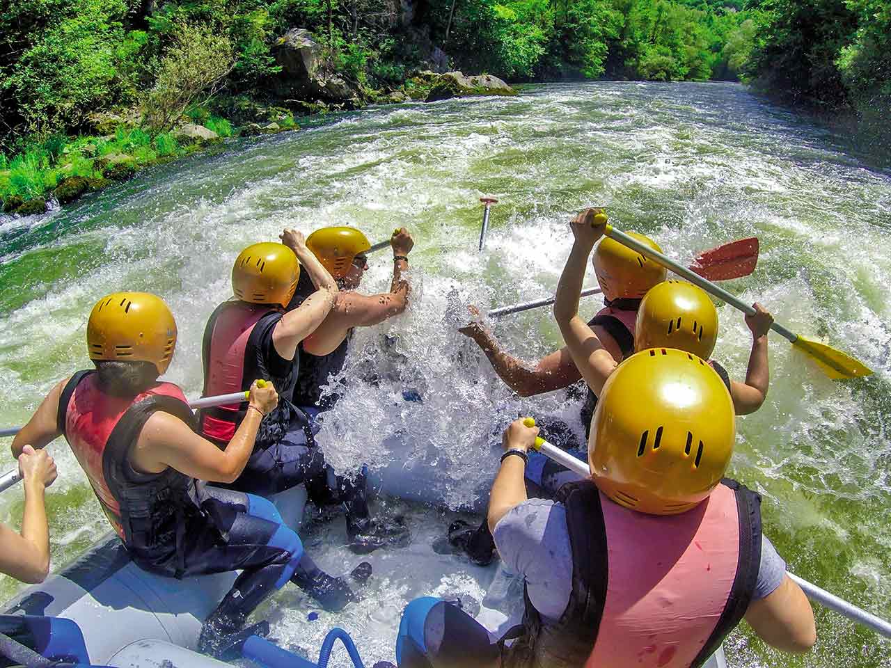 Una discesa di rafting che puoi fare sul fiume Nera, in Umbria, raggiungendo in camper i centri convenzionati con il PLEINAIRCLUB.